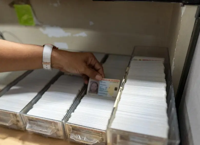 Según las autoridades, las redes delincuenciales estarían contactando a ciudadanos colombianos que se prestan como testigos falsos para asegurar que el extranjero nació en Colombia. FOTO: Cortesía Registraduría