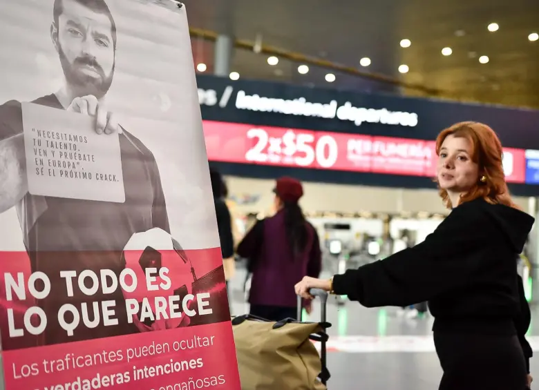 Un aviso en el aeropuerto El Dorado que dice “No todo es lo que parece”, en medio de una campaña por el día de la lucha contra la trata de personas. FOTO: COLPRENSA