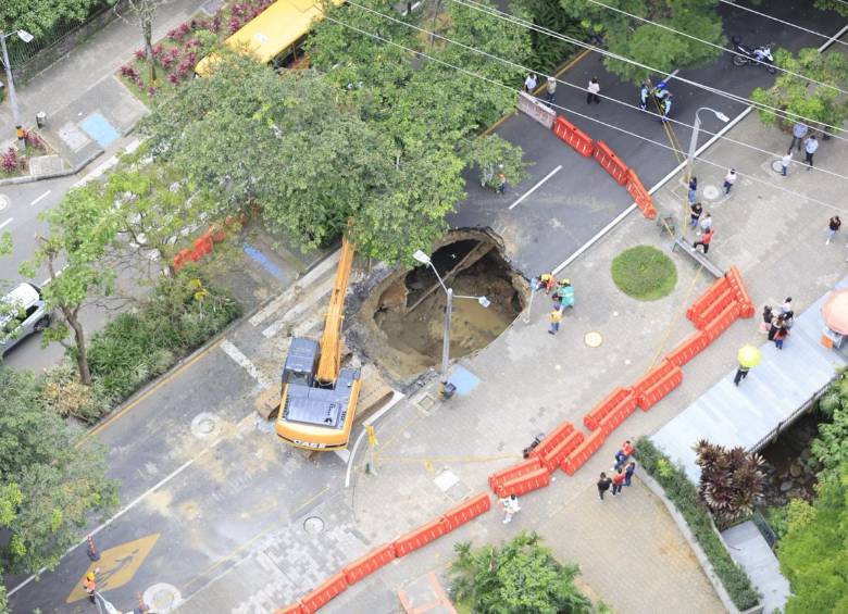 Este hueco fue el que provocó el cierre total de la avenida El Poblado, a la altura del hotel Dann Carlton, durante la noche del martes y la mañana del miércoles. Desde el mediodía se empezó a dar paso. FOTO: CAMILO SUÁREZ
