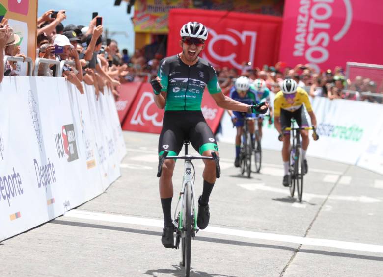 Yesid Pira y su alegría tras vencer en la etapa 8 de la Vuelta a Colombia. FOTO @GobBoyaca