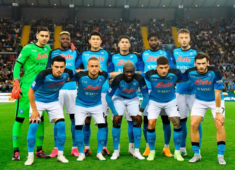 Nápoles volvió a reinar en Italia. En la imagen, los futbolistas que fueron titulares en el partido que certificaron el título. FOTO AFP