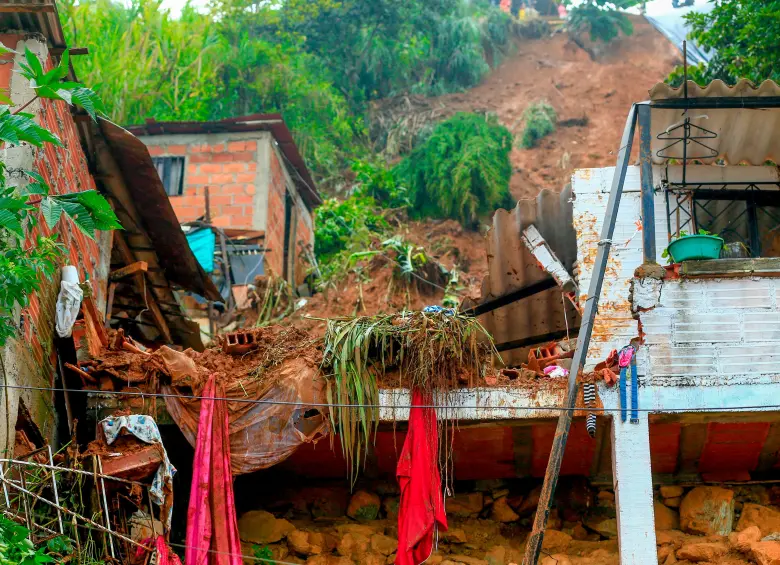 “Prácticamente la mamá y el bebé se nos murieron en los brazos”: testigos reconstruyen cómo fue el alud que enlutó a Medellín 