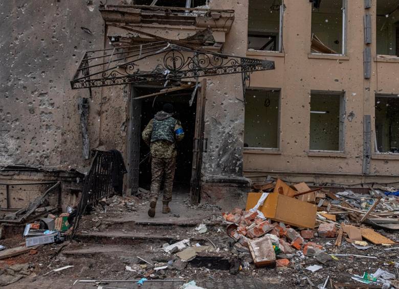 El presidente de Ucrania, Volodimir Zelenski explicó el 18 de marzo que más de 130 personas habían podido ser salvadas tras el bombardeo. FOTO EFE