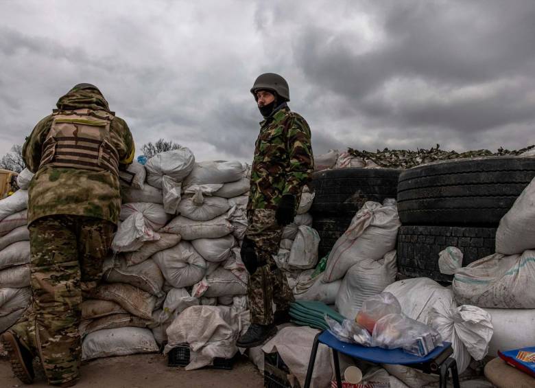 El Gobierno de Mariúpol aseguró que no se pudo abrir el corredor humanitario acordado más temprano por bombardeos rusos. FOTO EFE