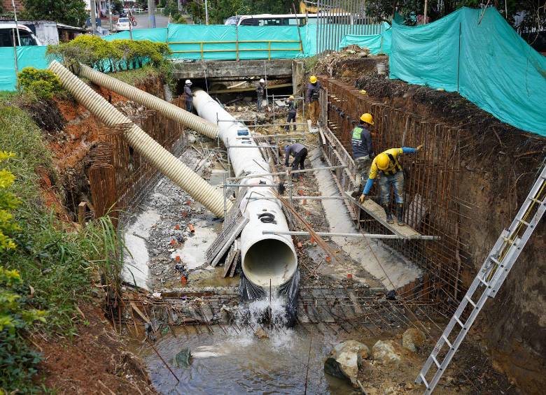 Obreros del Área Metropolitana realizan las labores en el afluente que divide a Itagüí de San Antonio de Prado. FOTO: cortesía