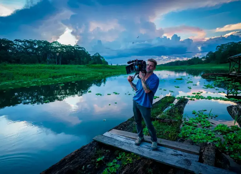 Este es Zack Snyder detrás de cámaras de la grabación de The Last Photograph en el Amazonas. FOTO: Clay Enos