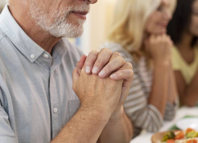 La corona de Adviento marca el inicio de cuatro semanas de preparación espiritual para la Navidad. FOTO: Freepik. 