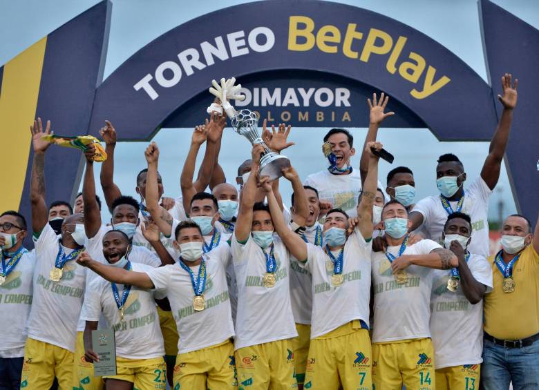 El festejo de los jugadores del Huila en el estadio Doce de Octubre de Tuluá. Un campeón de buen fútbol pero que deberá suoperar otro escollo para llegar a la máxima categoría. FOTO Dimayor