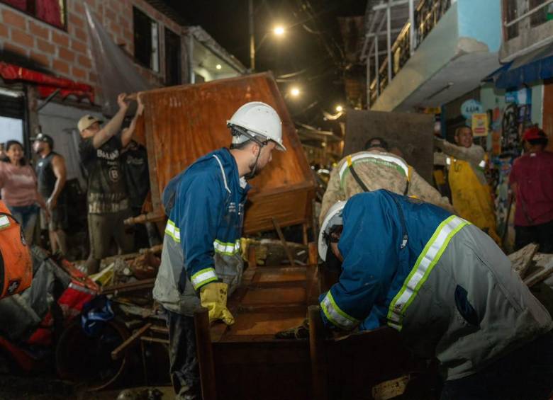 Más de 140 personas de distintas dependencias, incluyendo la Alcaldía de Medellín, ayudaron a los afectados por la emergencia en La Iguaná. FOTO: CORTESÍA ALCALDÍA DE MEDELLÍN