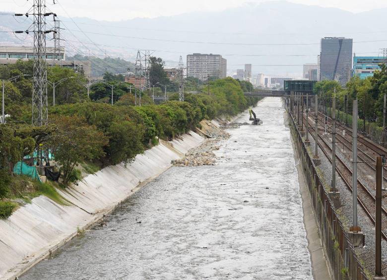 Intervención de punto crítico en el río Aburrá-Medellín. Foto: Cortesía. 