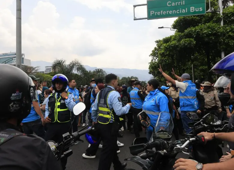 Motociclistas e indígenas se enfrentaron en la glorieta de La Alpujarra ante los bloqueos que pretendían hacer los manifestantes. FOTO: CAMILO SUÁREZ