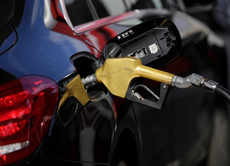 El precio de referencia del galón de gasolina en Medellín es de $8.782 y el de acpm de $8.672. Foto Colprensa
