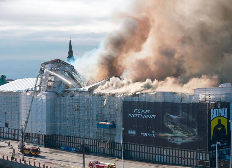 Un grupo de 120 bomberos buscan combatir las voraces llamas que consumen la histórica sede de la bolsa de Copenhague. FOTO: Tomada de X @elconfidencial