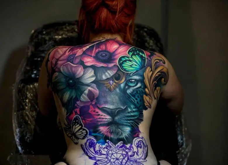 Los tatuadores están mostrando su talento en la feria. FOTO Camilo Suárez
