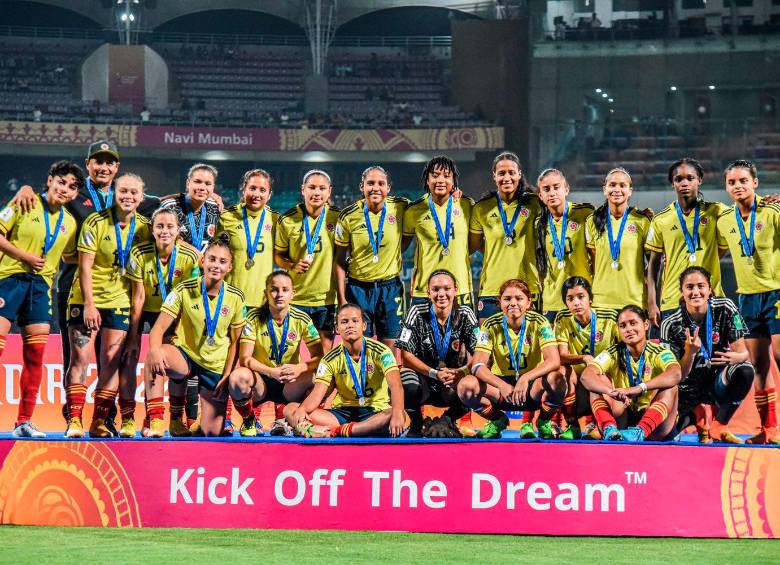El seleccionado nacional dirigido por Carlos Paniagua hizo historia al ocupar la segunda casilla del Mundial Sub-17 femenino de la India. FOTO: TOMADA DEL TWITTER DE @FCFSeleccionCol
