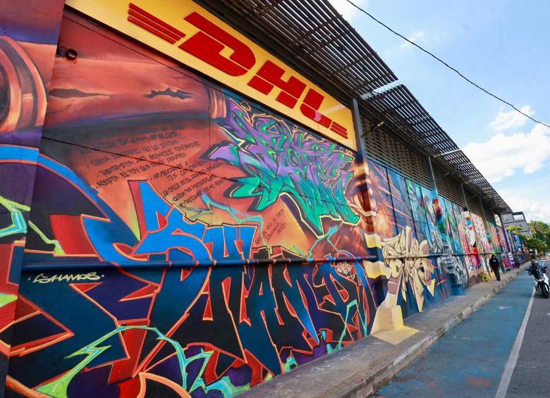 “Las paredes de la avenida Guayabal se convierten en páginas para recorrer y leer las historias construidas con color y aerosol”. FOTO Manuel Saldarriaga