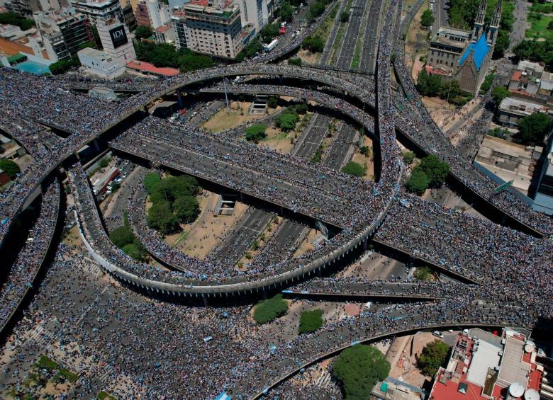 Entre cinco y seis millones de personas salieron a las calles de Buenos Aires para ver a los jugadores que ganaron el Mundial de Qatar. FOTO: EFE