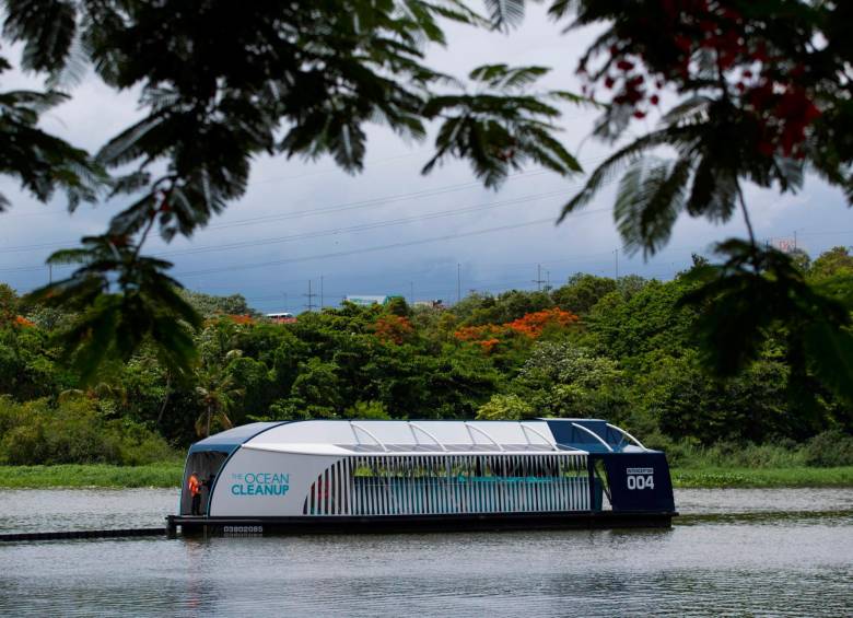El Interceptor entró en funcionamiento en República Dominicana en agosto. Es capaz de recolectar 50.000 kg de basura diarios. Foto efe