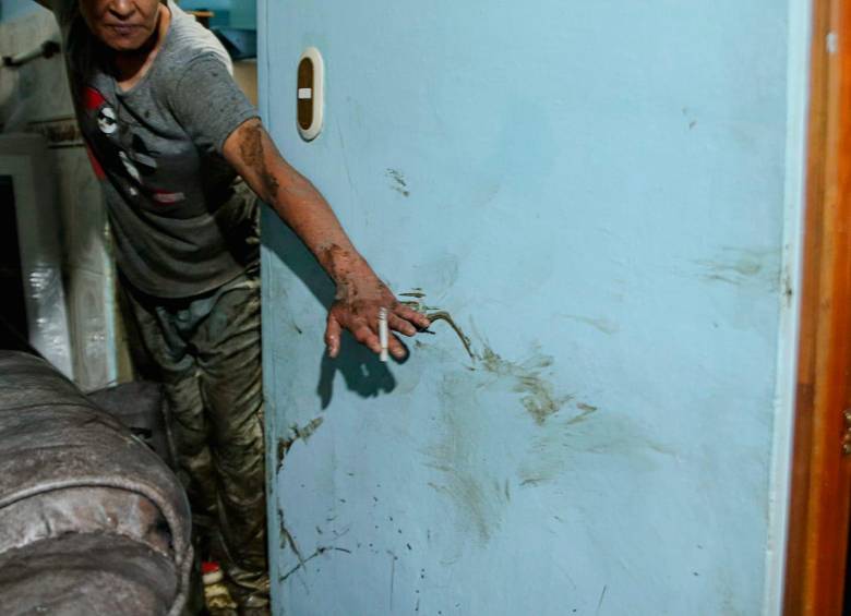 Uno de los afectados muestra hasta donde llegó el nivel del agua en su casa. FOTO: CORTESÍA Julián Sanabria