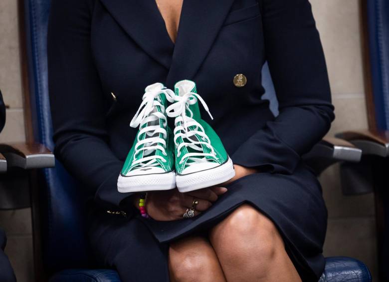 Camila Alves, esposa de McConaughey, enseña los zapatos de una de las víctimas del tiroteo en Texas. FOTO: EFE