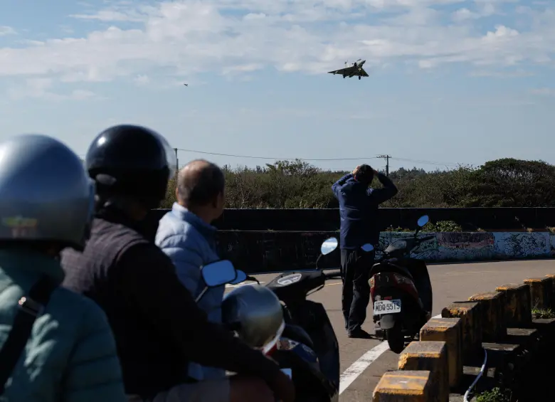 China inicia ejercicios militares con fuego real alrededor de Taiwán y simula bloqueo de puertos clave