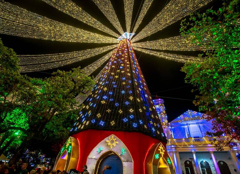 Calles, parques y avenidas se llenaron de vida con el alumbrado 2025, una propuesta que busca unir a las familias en torno a la magia de diciembre y dar un impulso a la economía del municipio. Foto: Juan Antonio Sánchez