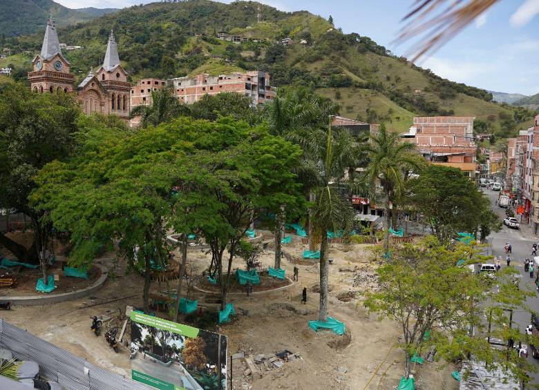 Obras en el parque principal de Barbosa. Foto: Cortesía. 