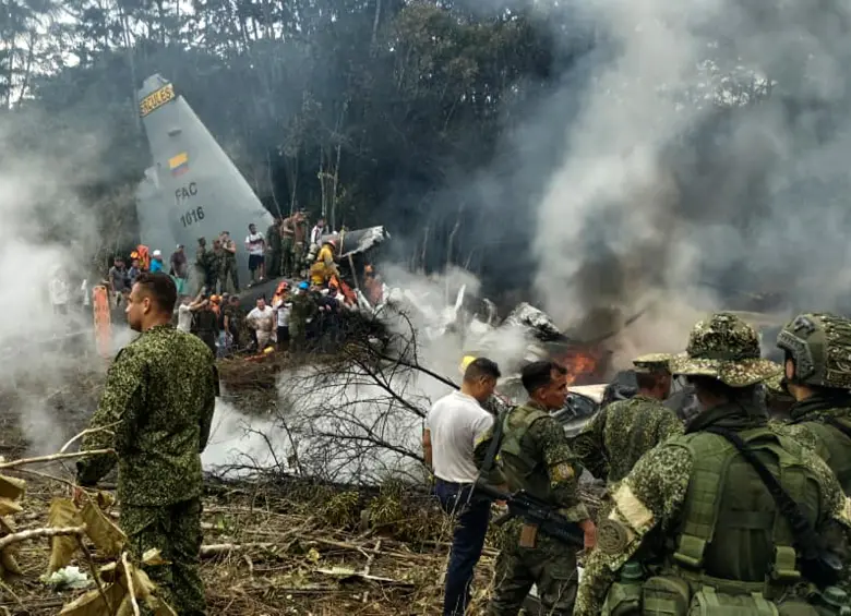 El accidente del avión Hércules se registró el pasado 23 de marzo en un área selvática del municipio de Puerto Leguízamo, en Putumayo. Murieron 69 integrantes de la Fuerza Pública y 57 sobrevivieron. FOTO AFP
