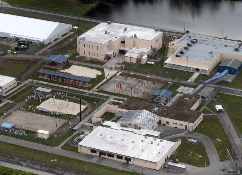 El centro de detención de migrantes “Alcatraz de los Caimanes” en Florida, Estados Unidos, se encuentra rodeado de una zona de manglares y pantanos, cuyo único acceso es por una carretera. FOTO: GETTY