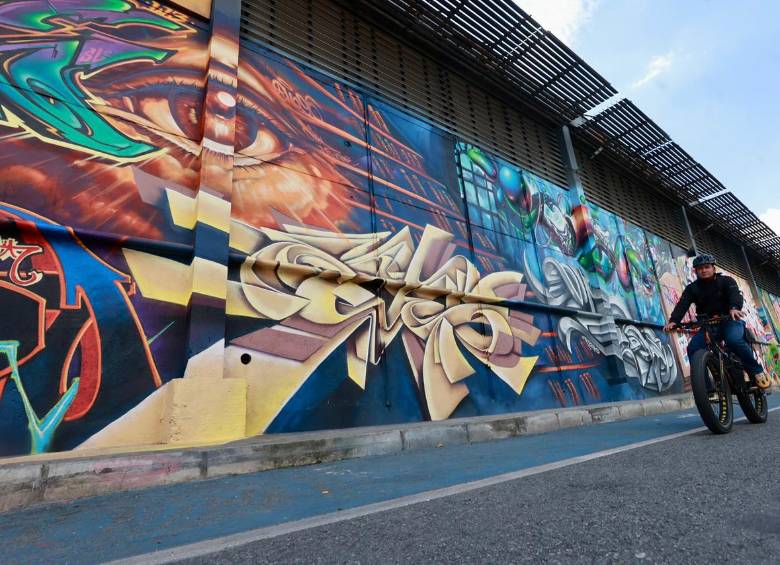 El mural “El grafiti y su legado en Medellín” fue creado por varios artistas urbanos en una superficie de 350 metros cuadrados. FOTO Manuel Saldarriaga