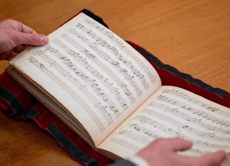 Este es el cuaderno donde está el manuscrito inédito de Mozart. FOTO: Radio France