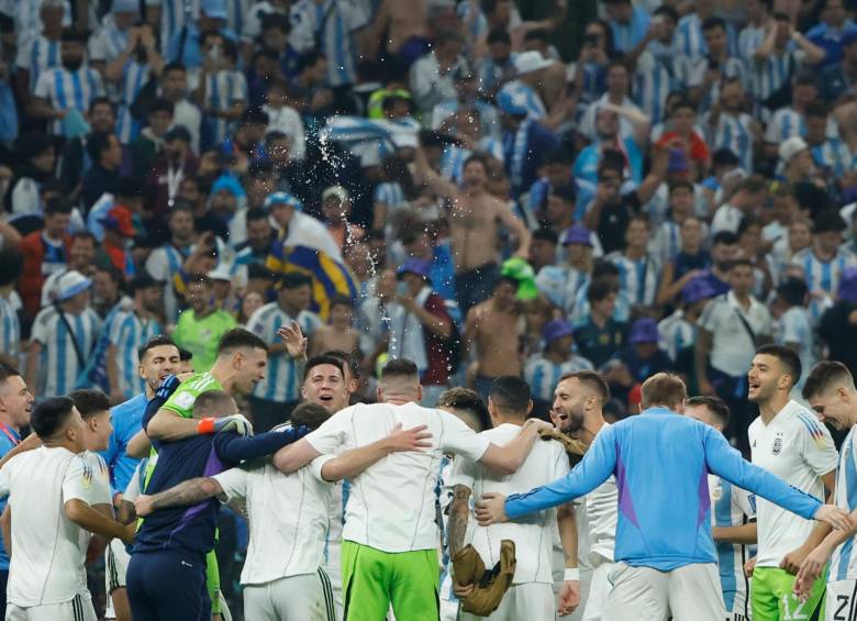 Cantando y saltando en la cancha y en la tribuna, los jugadores y los hinchas argentinos celebraron este martes el paso a la final del Mundial Qatar. FOTO: EFE