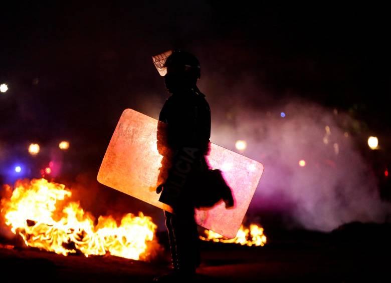 Imagen de los disturbios vividos en Bogotá en la noche de este martes. Foto Colprensa