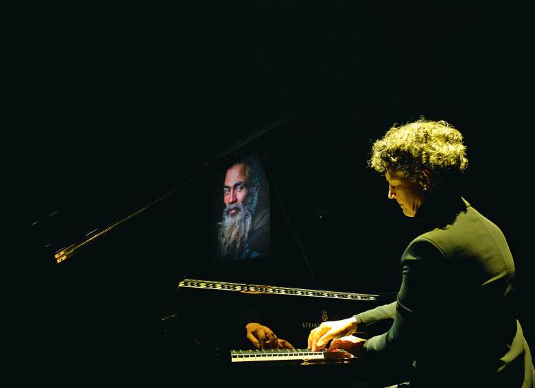 Reflejos de Macondo es un montaje escénico que une piezas de música clásica con fragmentos y personajes de Cien años de soledad, la novela más importante del Boom latinoamericano. FOTO Cortesía Teatro Mayor Julio Mario Santo Domingo /Juan Diego Castillo