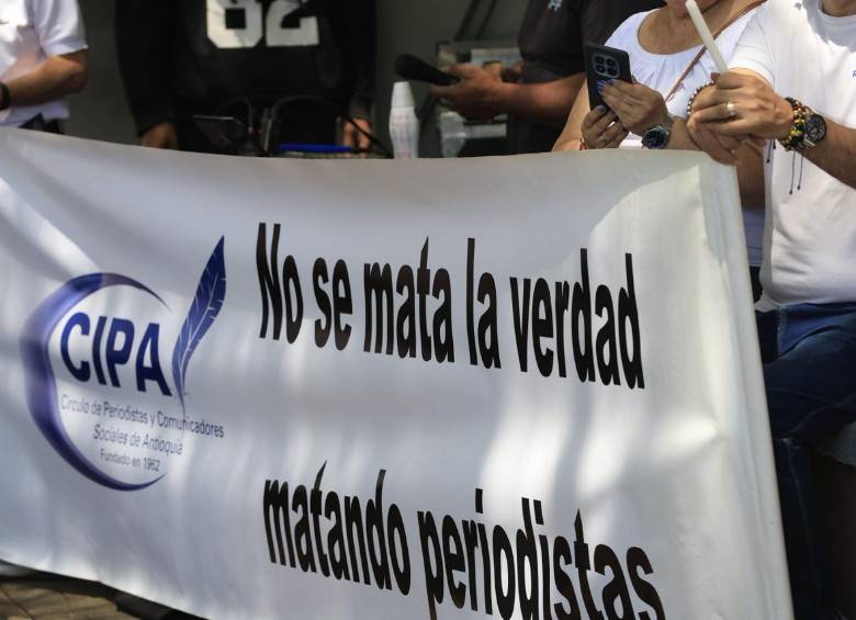 Periodistas antioqueños se congregaron junto a la Llama Eterna para honrar la memoria de Mateo Pérez Rueda y pedir respeto por la labor informativan, entre ellos el CIPA. Foto: Camilo Súarez
