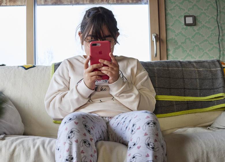 Según Mayo Clinic, dedicar más de tres horas diarias a redes sociales se asocia con mayor riesgo de problemas de salud mental en adolescentes. FOTO AFP