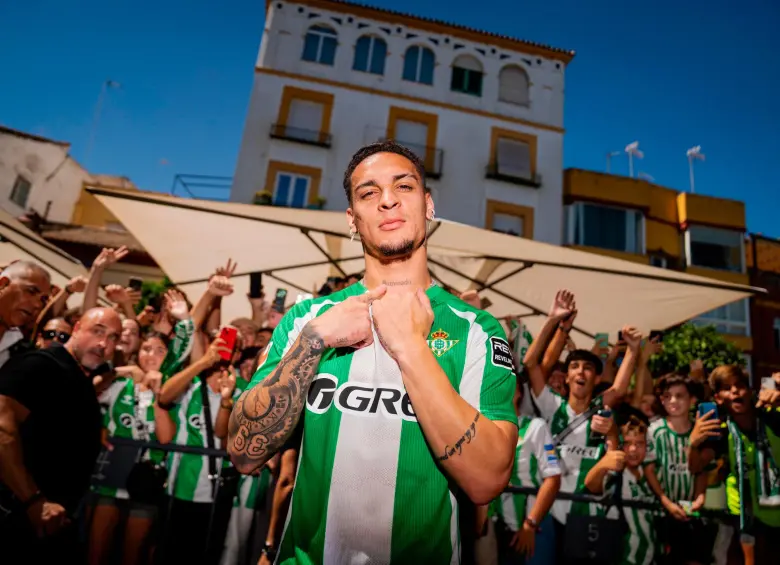 Recibimiento de los hinchas a Antony durante la presentación oficial. Foto: Tomada de redes @RealBetis