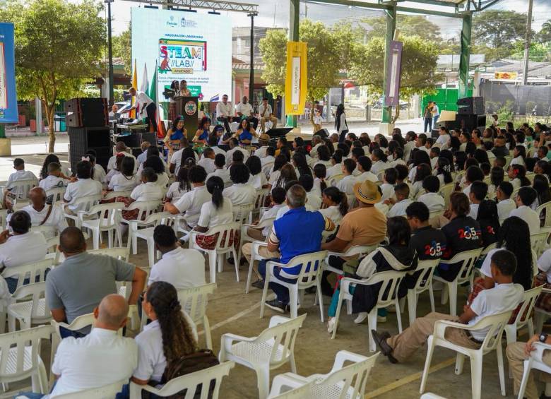 Acto de inauguración del primer laboratorio de robótica en Apartadó, donde estuvo presente el viceministro de Talento y Apropiación Social del Conocimiento, Fernando Henao. FOTO: Cortesía MinCiencias