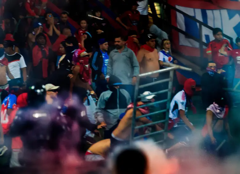En el Atanasio se vivieron momentos de pánico el miércoles 17 de diciembre tras los disturbios que comenzaron los hinchas del DIM luego de la derrota de su equipo en la final de la Copa BetPlay. Foto: Andrés Camilo Suárez Echeverry
