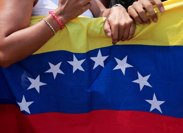 Se estima que hasta 200 dólares, alrededor de 790.000 pesos colombianos, puede llegarle a costar a un venezolano expedir el pasaporte en su país. FOTO: COLPRENSA