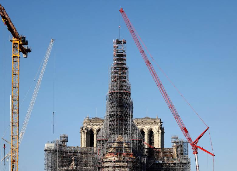 La nueva aguja instalada en la catedral de Notre-Dame de París durante los trabajos de reconstrucción. FOTO: AFP