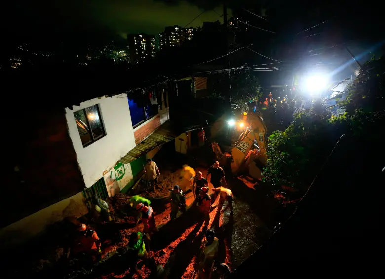 La tragedia se desató en Sabaneta al final de la tarde cuando un enorme deslizamiento sepultó a cinco personas en La Doctora. FOTO: CAMILO SUÁREZ