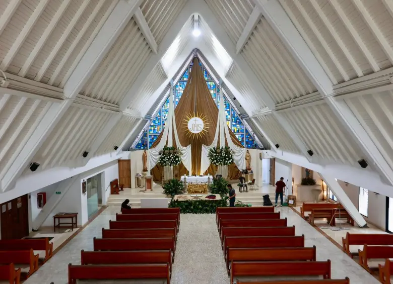 Aspectos del templo de la Divina Eucaristía en el barrio Provenza. FOTO: Manuel Saldarriaga.