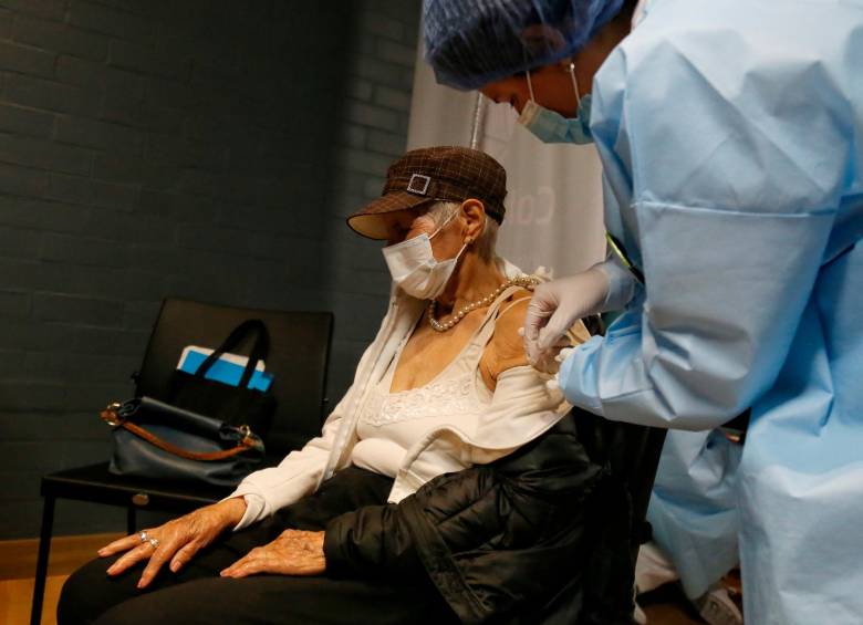 La reducción en la tasa de mortalidad de los mayores de 80 años es una de las cifras más alentadoras de la vacunación en Colombia. Foto: Camila Díaz. Colprensa