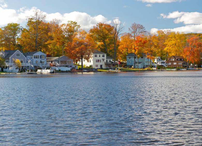 El contraste de las hojas rojizas con los cielos despejados es una de las características del otoño en la zona de Nueva Inglaterra, en los Estados Unidos. El mar en calma invita a navegarlo con tranquilidad. Foto: Shutterstock
