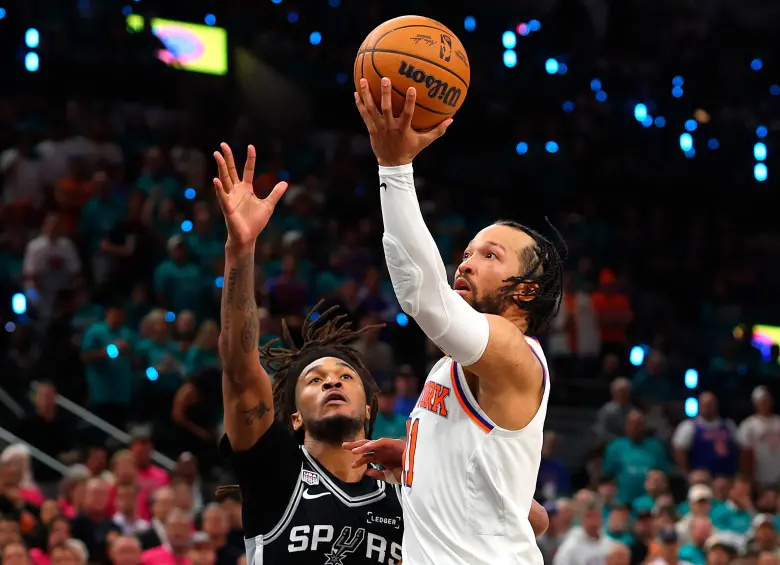 Jalen Brunson (11), figura de los New York Knicks en el primer duelo de las Finales de la NBA. Logrí 30 puntos ante los San Antonio Spurs, de Victor Wembanyama. FOTO: GETTY