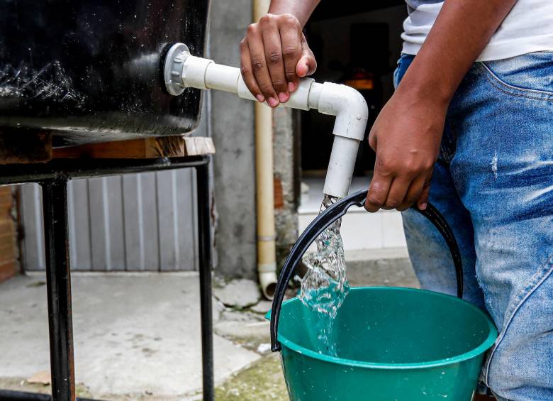 EPM desplegó una flota de carrotanques para abastecer a los usuarios afectados en Barbosa. FOTO: JAIME PÉREZ MUNÉVAR
