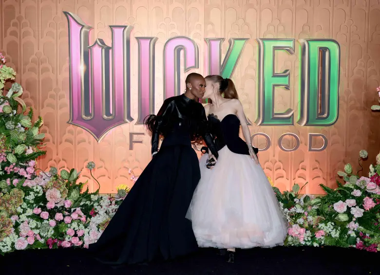 Cynthia Erivo y Ariana Grande durante la premiere de Wicked: For Good en Nueva York. FOTO: AFP.