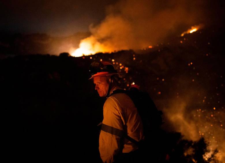 En varias zonas de Estados Unidos, especialmente en California, el fuego sigue consumiendo miles de hectáreas mientras los bomberos luchan por apagar las llamas. FOTO AGENCIA EFE 
