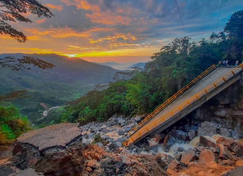 Aspecto de uno de los puentes que resultó dañado por las lluvias en la vía entre Cocorná y Granada. FOTO: Cortesía Alcaldía de Granada